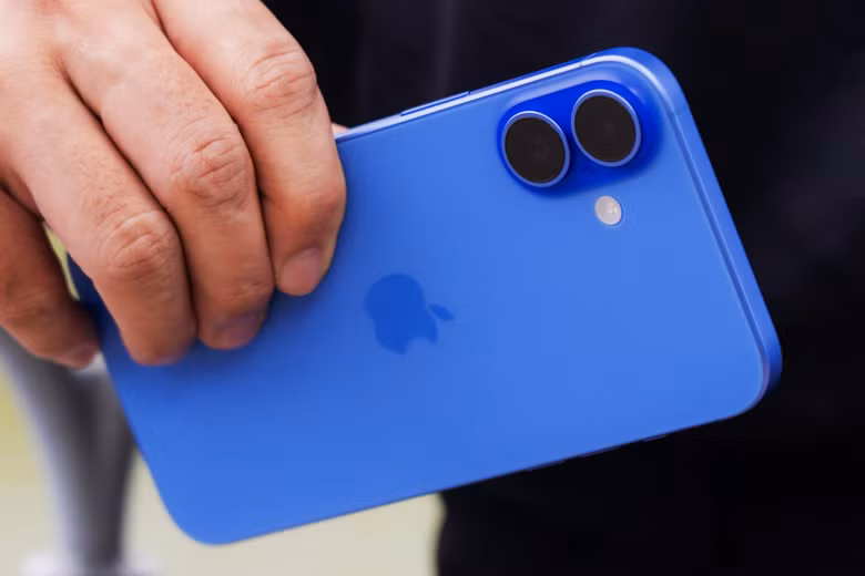 iPhone 17 tiêu chuẩn giữ giá khá tốt, có phiên bản chỉ giảm 400.000 đồng sau hơn nửa năm mở bán. Ảnh: Minh Tuấn Mobile.