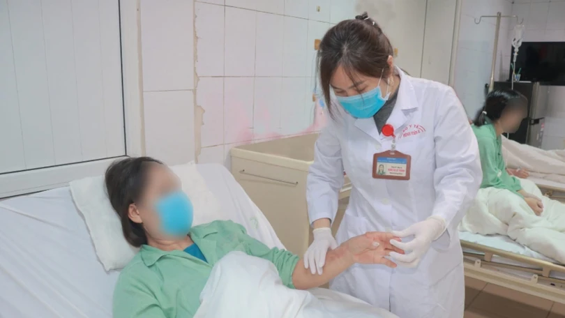 Nổ hóa chất thông bồn cầu đêm giáng sinh, người phụ nữ bỏng nặng