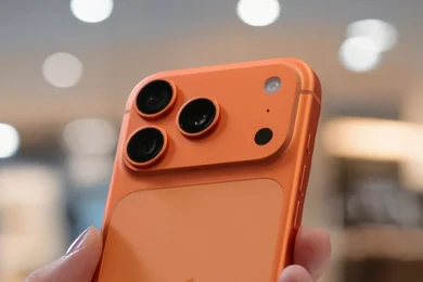 Giải mã chấm đen bí ẩn trên cụm camera iPhone Pro. Ảnh: BGR.