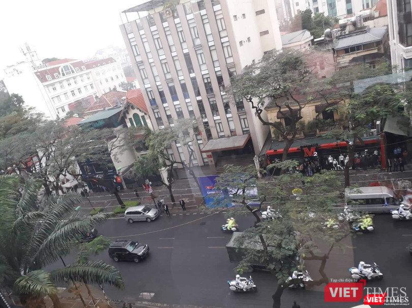 Đoàn xe chở Chủ tịch Triều Tiên Kim Jong-un nhìn từ trên cao (Ảnh: CVT)