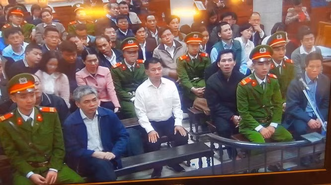 Quang cảnh phiên tòa xét xử sơ thẩm bị cáo Hà Văn Thắm và các đồng phạm trong vụ “đại án” xảy ra tại Oceanbank (Nguồn: Internet) Quang cảnh phiên tòa xét xử sơ thẩm bị cáo Hà Văn Thắm và các đồng phạm trong vụ “đại án” xảy ra tại Oceanbank (Nguồn: Internet)