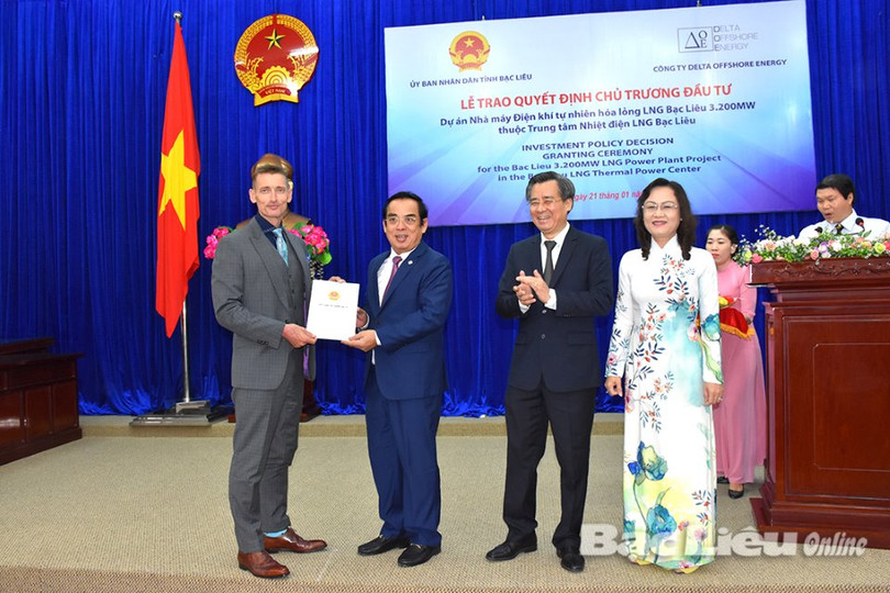 Ông Dương Thành Trung (Chủ tịch UBND tỉnh Bạc Liêu) trao Quyết định chủ trương đầu tư cho ôngSpencer Damian White, Tổng Giám đốc Điều hành Công ty TNHH Delta Offshore Energy Pte (Nguồn: Bạc Liêu Online) Ông Dương Thành Trung (Chủ tịch UBND tỉnh Bạc Liêu) trao Quyết định chủ trương đầu tư cho ôngSpencer Damian White, Tổng Giám đốc Điều hành Công ty TNHH Delta Offshore Energy Pte (Nguồn: Bạc Liêu Online)