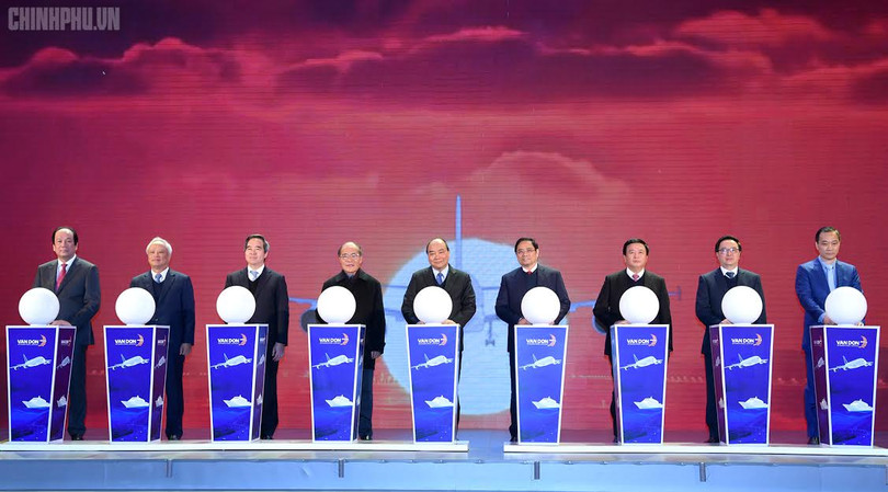 Thủ tướng cùng các đại biểu bấm nút khai trương sân bay Vân Đồn (Ảnh: VPCP)