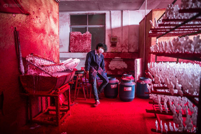 Anh Wei (19 tuổi), công nhân của một nhà máy sản xuất đồ trang trí Giáng sinh tại thị xã Nghĩa Ô. Ảnh: 1MW Anh Wei (19 tuổi), công nhân của một nhà máy sản xuất đồ trang trí Giáng sinh tại thị xã Nghĩa Ô. Ảnh: 1MW