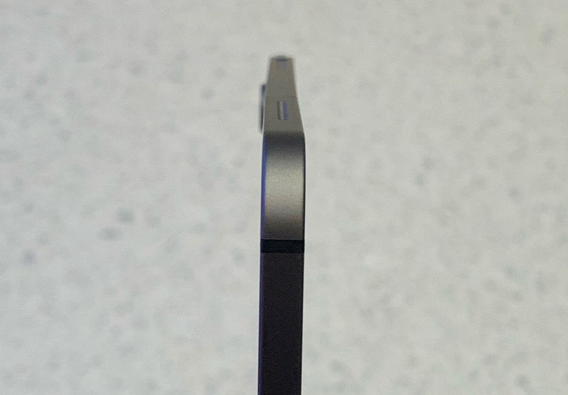 Người dùng phản ánh Ipad Pro 2018 "nguyên seal" cũng bị cong. Ảnh: MacRumors.