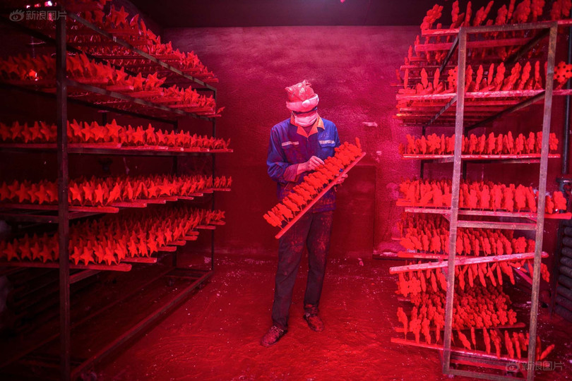 Những đồ trang trí được nhúng vào keo và sơn tĩnh điện màu đỏ. Ảnh: 1MW Những đồ trang trí được nhúng vào keo và sơn tĩnh điện màu đỏ. Ảnh: 1MW