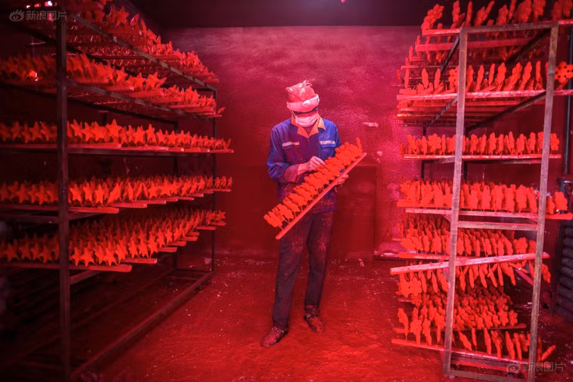 Những đồ trang trí được nhúng vào keo và sơn tĩnh điện màu đỏ. Ảnh: 1MW