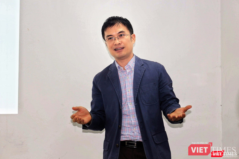 Phó Trưởng bộ môn Phân tích chính sách tài chính - Học viện Tài Chính PGS. TS Vũ Sỹ Cường phát biểu tại hội thảo “Đánh thuế như thế nào cho hoạt động thương mại xuyên biên giới”, do Viện Nghiên cứu Chính sách và Phát triển Truyền thông – IPS tổ chức. Phó Trưởng bộ môn Phân tích chính sách tài chính - Học viện Tài Chính PGS. TS Vũ Sỹ Cường phát biểu tại hội thảo “Đánh thuế như thế nào cho hoạt động thương mại xuyên biên giới”, do Viện Nghiên cứu Chính sách và Phát triển Truyền thông – IPS tổ chức.