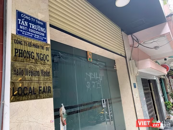 Trụ sở của Công ty TNHH Tấn Trường nằm cùng hẻm và cách ít số nhà so với địa chỉ mà cổ đông Lê Thị Ngọc Thủy - người đang nắm giữ 7% vốn điều lệ HGT - đăng ký (Ảnh: Xuân Thắng). Trụ sở của Công ty TNHH Tấn Trường nằm cùng hẻm và cách ít số nhà so với địa chỉ mà cổ đông Lê Thị Ngọc Thủy - người đang nắm giữ 7% vốn điều lệ HGT - đăng ký (Ảnh: Xuân Thắng).