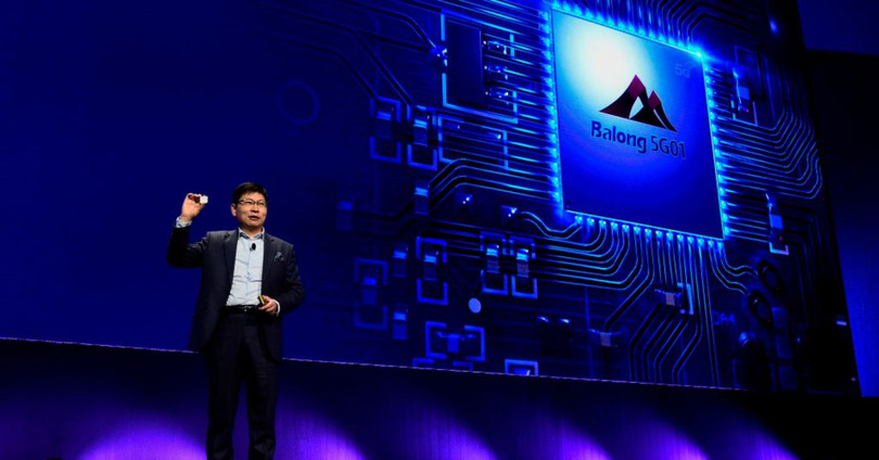 Giám đốc điều hành tập đoàn Huawei, Richard Yu giới thiệu chip Huawei Balong 5G01 tại MWC 2018 ở Barcelona. Ảnh: CNBC Giám đốc điều hành tập đoàn Huawei, Richard Yu giới thiệu chip Huawei Balong 5G01 tại MWC 2018 ở Barcelona. Ảnh: CNBC