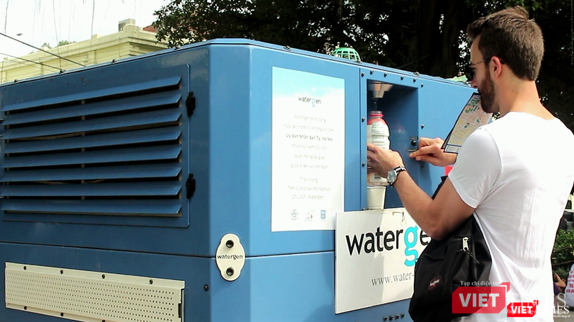 Khách du lịch nước ngoài thường xuyên ghé qua lấy nước tại đây.