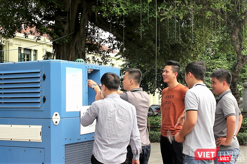 Người dân thủ đô thích thú uống thử nước từ máy lọc không khí của công ty Watergen.