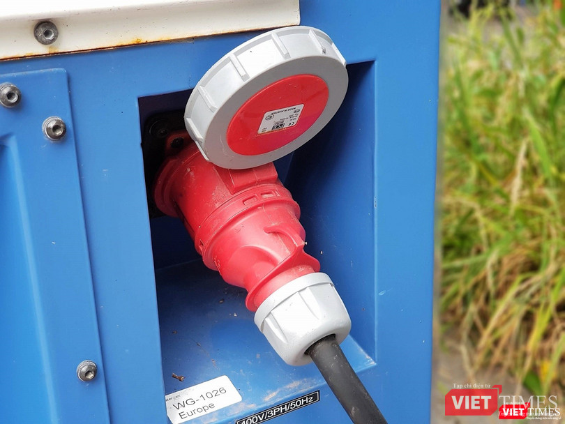 Phần nước dư thừa chảy xuống sẽ được sử dụng để tưới tiêu cho cánh đồng "mini" ngay bên cạnh.