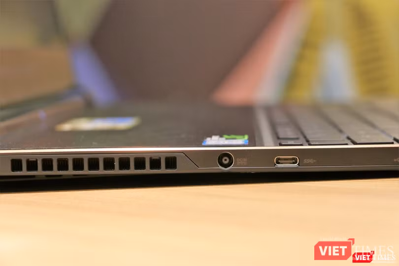 Khe tản nhiệt và cổng kết nối phía bên trái