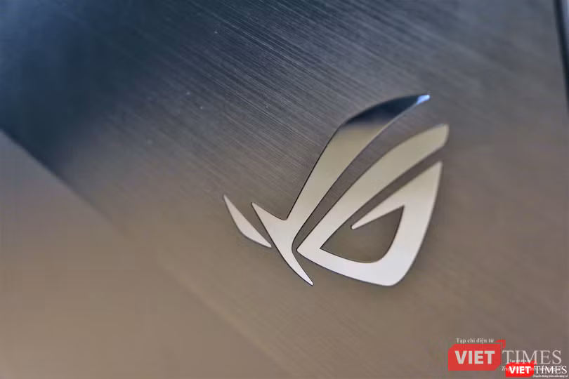 Logo Republic of Gamers nổi bật trên nắp Zephyrus S