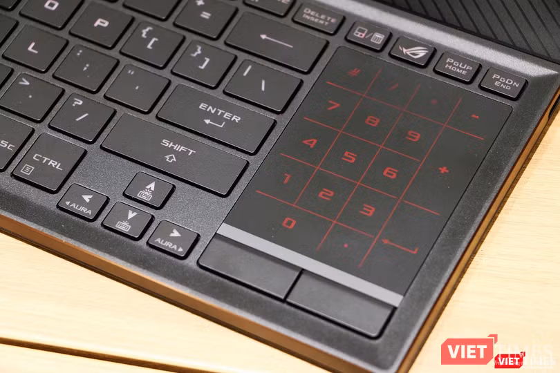 Phần phím số của Zephyrus S đã được tích hợp lên TouchPad và người dùng có thể chuyển đổi dễ dàng giữa 2 tính năng này