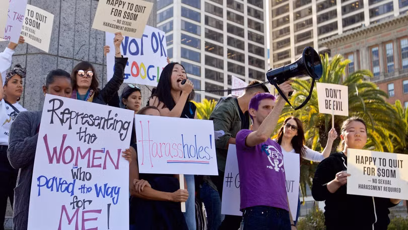 Nhân viên Google tràn xuống đường biểu tình phản đối hành vi quấy rối tình dục. Ảnh: DataHand