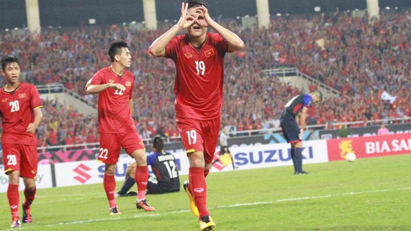 Quang Hải ăn mừng sau bàn thắng vào lưới Philippines. Ảnh: Zing