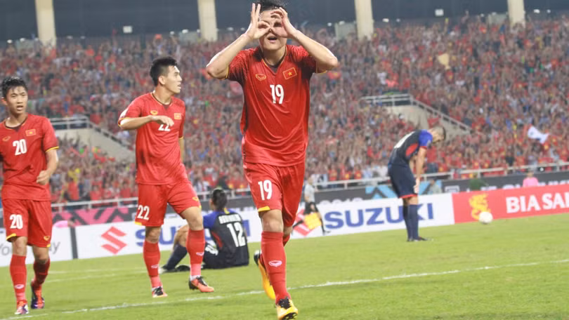 Quang Hải ăn mừng sau bàn thắng vào lưới Philippines. Ảnh: Zing