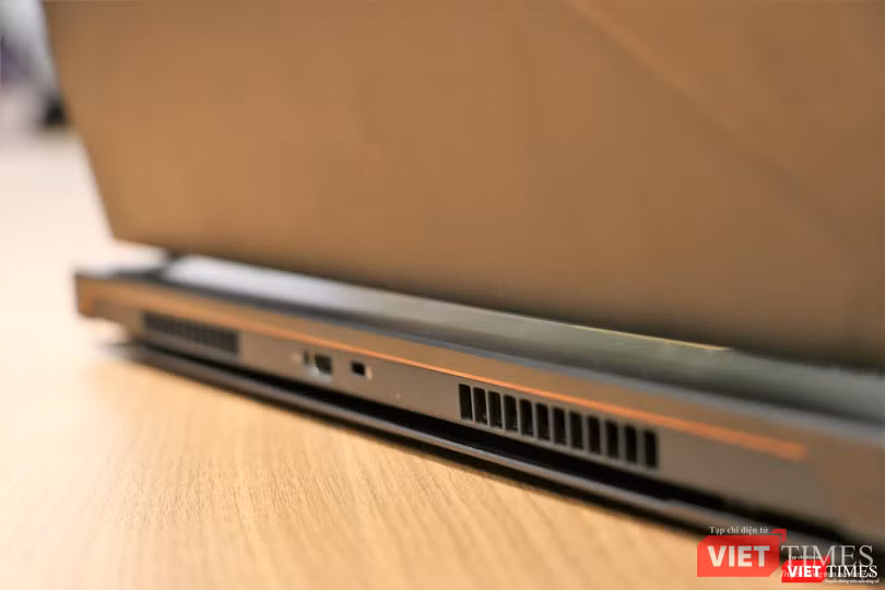 Khe tản nhiệt và các cổng kết nối phía sau