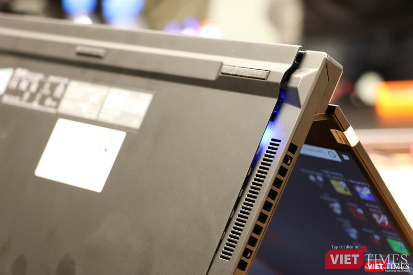 Thiết kế tản nhiệt AAS của Zephyrus S với phần đế dưới được nhấc lên đôi chút khi mở máy