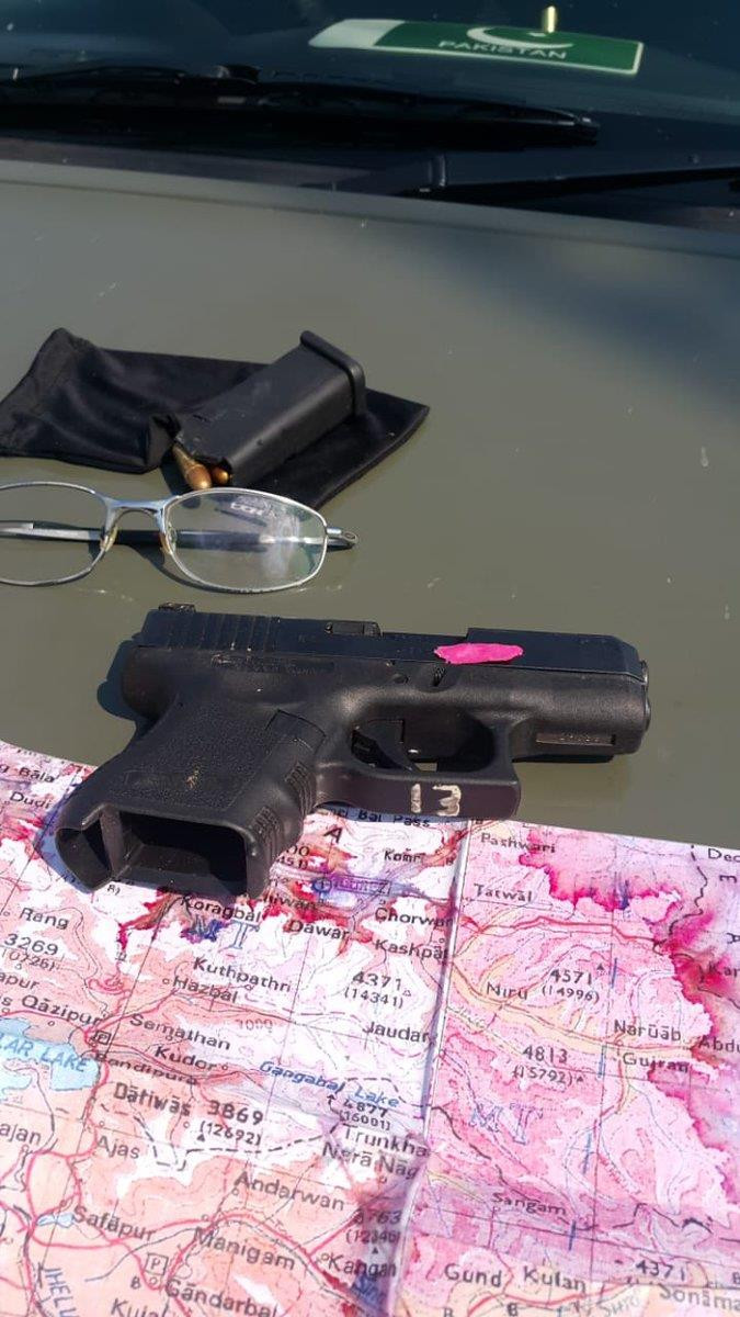 Những mảnh vỡ của chiếc MiG-21 và vật dụng của phi công Ấn Độ bị bắt giữ ở Pakistan. Ảnh: tài khoản Twitter Vinit Kulkarni. Những mảnh vỡ của chiếc MiG-21 và vật dụng của phi công Ấn Độ bị bắt giữ ở Pakistan. Ảnh: tài khoản Twitter Vinit Kulkarni.