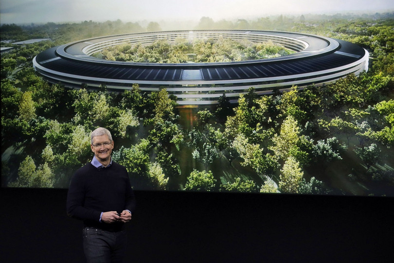 CEO Apple Tim Cook công bố kế hoạch xây dựng trụ sở mới hồi năm 2016. Ảnh: CBS News