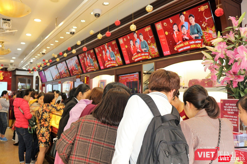 Lượng khách trong cửa hàng rất đông nhưng không có tình trạng chen lấn, xô đẩy.