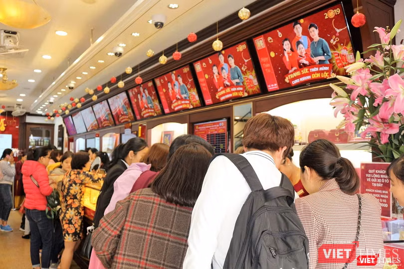 Lượng khách trong cửa hàng rất đông nhưng không có tình trạng chen lấn, xô đẩy.