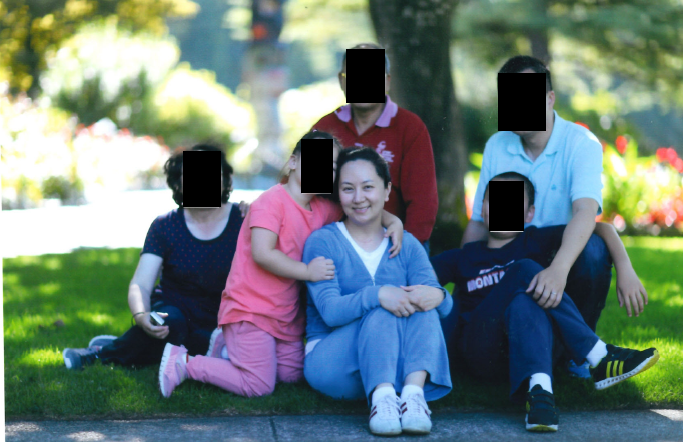 Bức ảnh bà Mạnh Vãn Châu cùng chồng Lưu Tiểu Trung và 4 người con chụp tại Vancouver. Ảnh: Global News