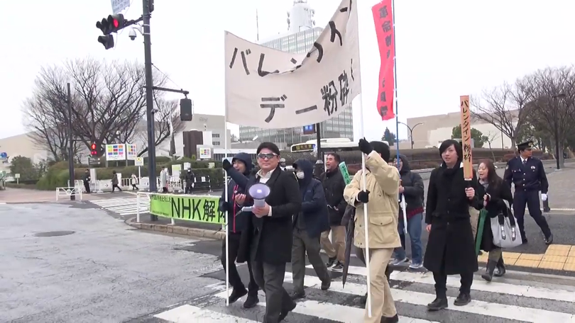 Liên minh Cách mạng của Những người đàn ông Không nổi tiếng tuần hành xung quanh ngã tư Shibuya, dưới sự hộ tống của cảnh sát. Ảnh: Japan Today Liên minh Cách mạng của Những người đàn ông Không nổi tiếng tuần hành xung quanh ngã tư Shibuya, dưới sự hộ tống của cảnh sát. Ảnh: Japan Today