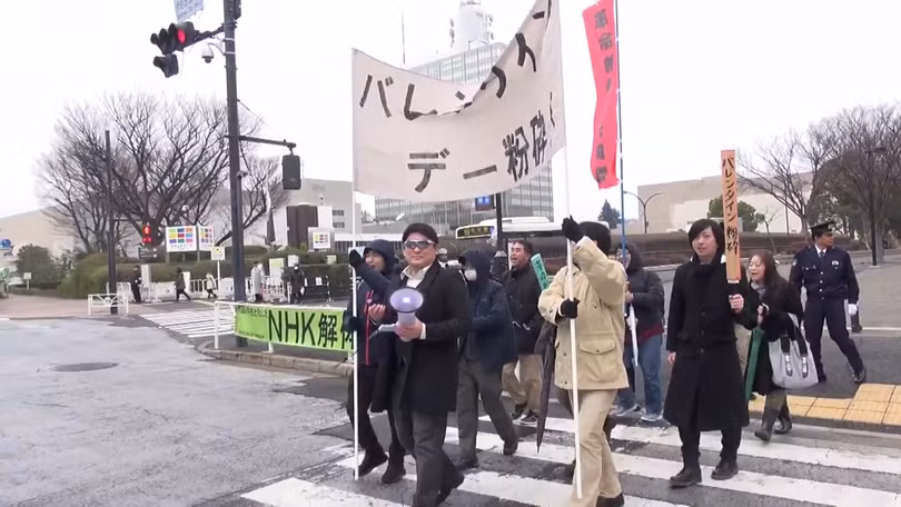Liên minh Cách mạng của Những người đàn ông Không nổi tiếng tuần hành xung quanh ngã tư Shibuya, dưới sự hộ tống của cảnh sát. Ảnh: Japan Today