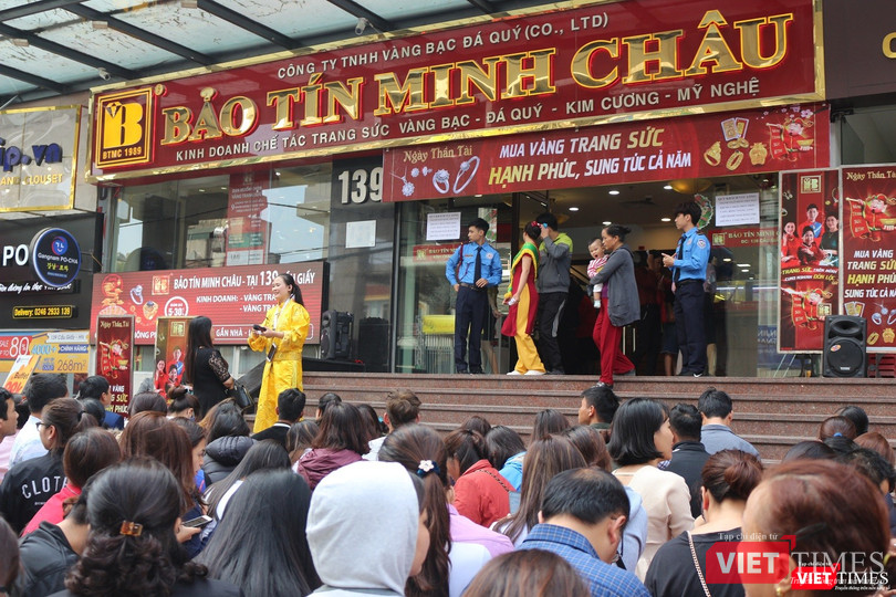 Người dân đổ xô đi mua vàng ngày vía Thần Tài.