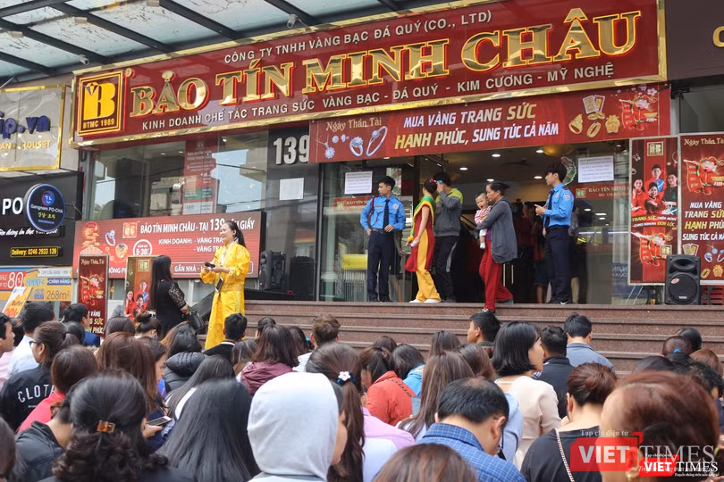 Người dân đổ xô đi mua vàng ngày vía Thần Tài.