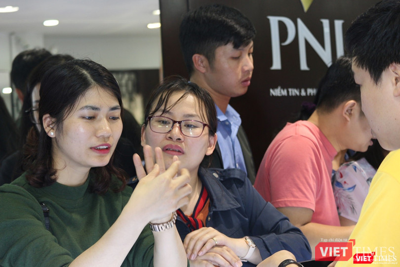 Các cửa hàng đều tăng thêm khoảng 30% lượng sản phẩm cung ứng vì ngày vía Thần Tài năm nay trùng vào dịp Lễ Valentine