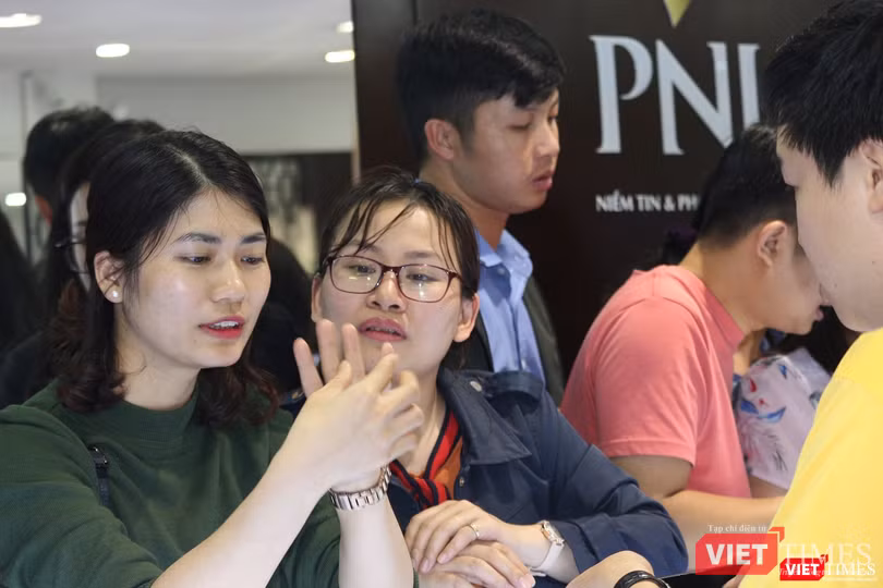 Các cửa hàng đều tăng thêm khoảng 30% lượng sản phẩm cung ứng vì ngày vía Thần Tài năm nay trùng vào dịp Lễ Valentine