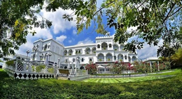 Khách sạn TajmaSago là một lâu đài đúng nghĩa, tọa lạc địa chỉ tại Số 6 Phan Văn Chương (Quận 7, TP. HCM). Theo giới thiệu, công trình này được thiết kế dựa trên cảm hứng từ ngôi đền Taj Mahal của Ấn Độ, có kiến trúc là một tòa lâu đài với 2 màu sắc trắng - đen làm chủ đạo.