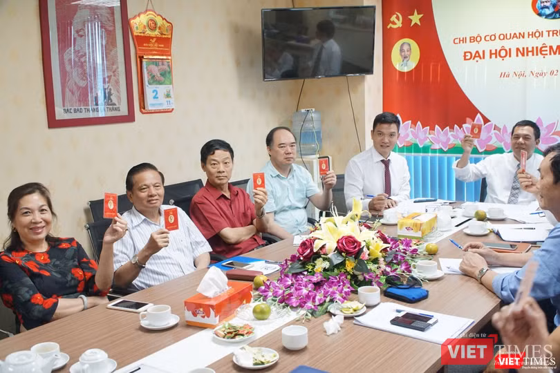 Chi bộ Cơ quan Hội Truyền thông số Việt Nam biểu quyết thông qua các nội dung Đại hội. (Ảnh: Nguyễn Khang)