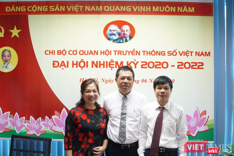 Đồng chí Lê Đức Sảo (đứng giữa) tái đắc cử Bí thư Chi bộ Hội Truyền thông số Việt Nam. (Ảnh: Nguyễn Khang)