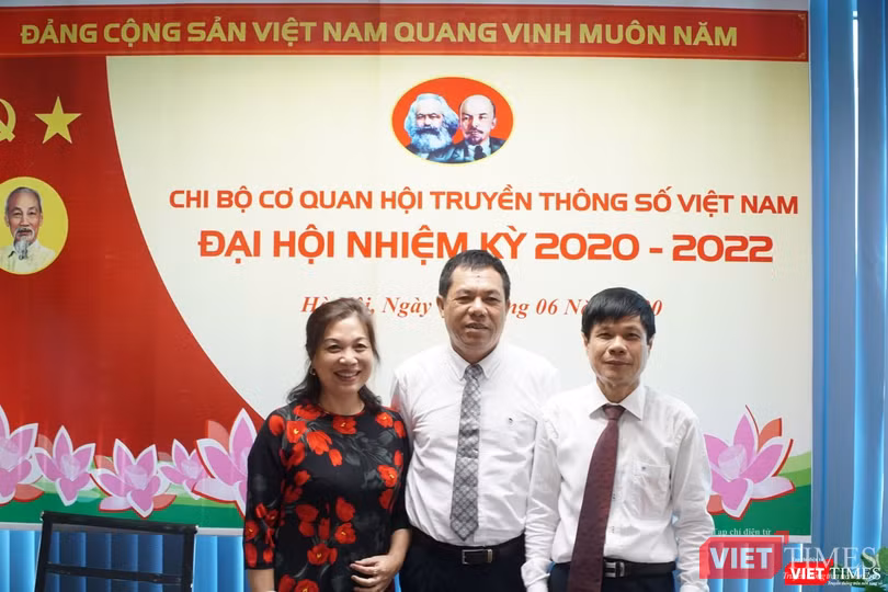 Đồng chí Lê Đức Sảo (đứng giữa) tái đắc cử Bí thư Chi bộ Hội Truyền thông số Việt Nam. (Ảnh: Nguyễn Khang)