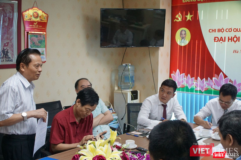 Đồng chí Lê Doãn Hợp, nguyên Ủy viên Trung ương Đảng, nguyên Bộ trưởng Bộ Thông tin và Truyền thông, Chủ tịch danh dự VDCA thảo luận tại cuộc họp. (Ảnh: Nguyễn Khang)