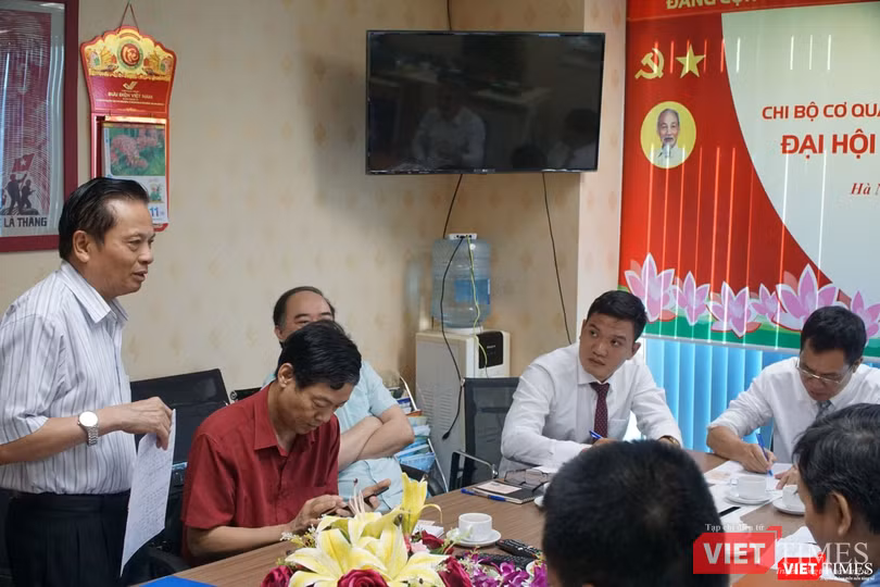 Đồng chí Lê Doãn Hợp, nguyên Ủy viên Trung ương Đảng, nguyên Bộ trưởng Bộ Thông tin và Truyền thông, Chủ tịch danh dự VDCA thảo luận tại cuộc họp. (Ảnh: Nguyễn Khang)