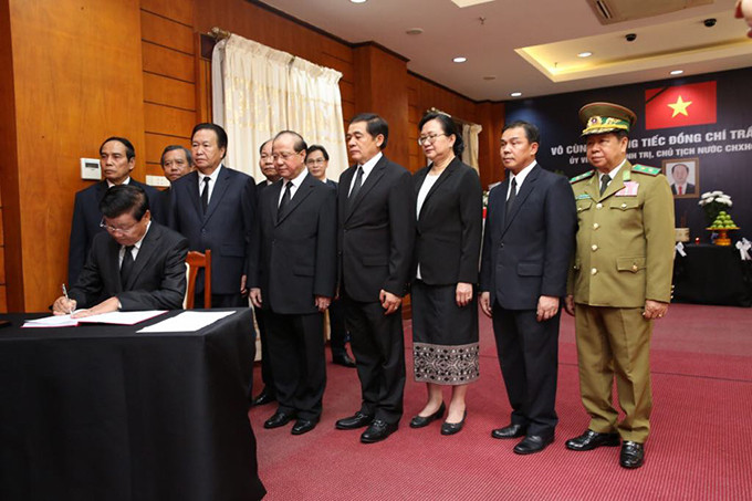 Thủ tướng Thoonglun Sisulith và đoàn đại biểu chính phủ Lào cũng dâng hoa viếng Chủ tịch nước Trần Đại Quang và ghi sổ tang. Ảnh: Hà Trung Thủ tướng Thoonglun Sisulith và đoàn đại biểu chính phủ Lào cũng dâng hoa viếng Chủ tịch nước Trần Đại Quang và ghi sổ tang. Ảnh: Hà Trung