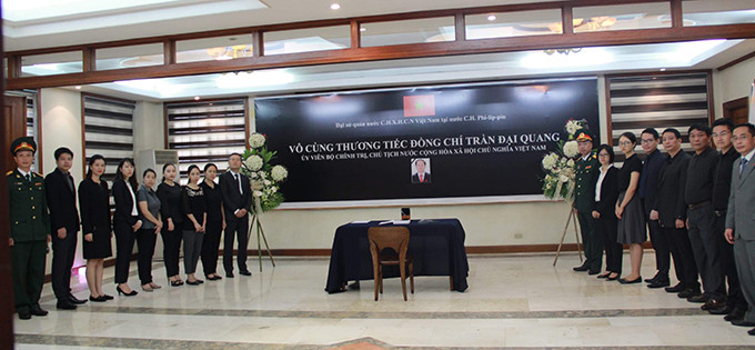 Đại sứ quán Việt Nam ở Manila, Philippines, cũng tổ chức lễ viếng và ghi sổ tang sau khi Chủ tịch nước Trần Đại Quang từ trần. Ảnh: ĐSQ Việt Nam tại Philippines Đại sứ quán Việt Nam ở Manila, Philippines, cũng tổ chức lễ viếng và ghi sổ tang sau khi Chủ tịch nước Trần Đại Quang từ trần. Ảnh: ĐSQ Việt Nam tại Philippines