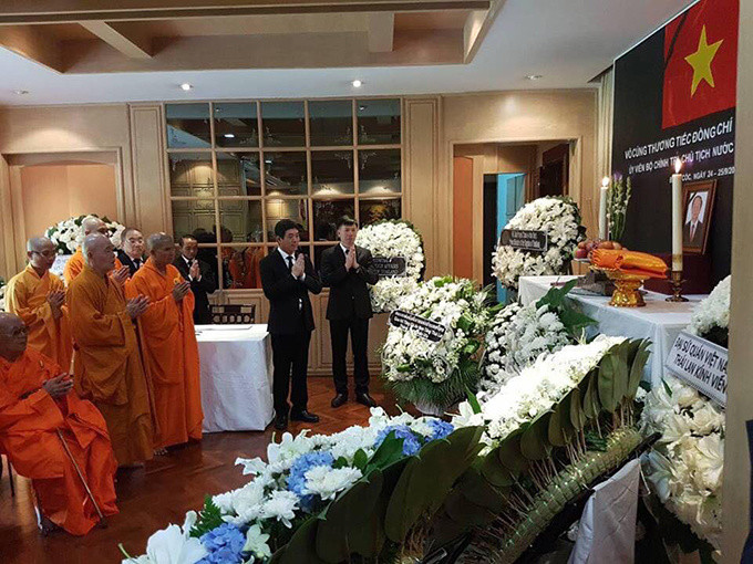 Trong ba ngày qua, Đại sứ quán Việt Nam tại Bangkok lập bàn thờ và tổ chức lễ viếng Chủ tịch nước Trần Đại Quang. Đông đảo Việt kiều và đại diện các cơ quan ngoại giao nước ngoài tại Thái Lan đã đến đặt vòng hoa và thắp hương viếng cố chủ tịch nước. Ảnh: ĐSQ Việt Nam tại Thái Lan Trong ba ngày qua, Đại sứ quán Việt Nam tại Bangkok lập bàn thờ và tổ chức lễ viếng Chủ tịch nước Trần Đại Quang. Đông đảo Việt kiều và đại diện các cơ quan ngoại giao nước ngoài tại Thái Lan đã đến đặt vòng hoa và thắp hương viếng cố chủ tịch nước. Ảnh: ĐSQ Việt Nam tại Thái Lan