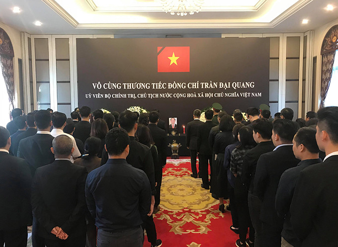 Sáng nay, Đại sứ quán Việt Nam tại Trung Quốc đã tổ chức lễ viếng Chủ tịch nước Trần Đại Quang với sự tham dự của các cán bộ, nhân viên cùng gia đình và đông đảo đại diện cộng đồng, lưu học sinh Việt Nam. Đại sứ quán Việt Nam tại Trung Quốc mở sổ tang trong hai ngày 26 - 27/9 để đại diện nước sở tại và đại diện ngoại giao đoàn tại Trung Quốc đến viếng. Ảnh: Hà Thắng Sáng nay, Đại sứ quán Việt Nam tại Trung Quốc đã tổ chức lễ viếng Chủ tịch nước Trần Đại Quang với sự tham dự của các cán bộ, nhân viên cùng gia đình và đông đảo đại diện cộng đồng, lưu học sinh Việt Nam. Đại sứ quán Việt Nam tại Trung Quốc mở sổ tang trong hai ngày 26 - 27/9 để đại diện nước sở tại và đại diện ngoại giao đoàn tại Trung Quốc đến viếng. Ảnh: Hà Thắng