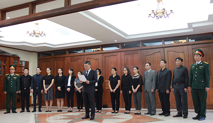 Đại sứ Việt Nam tại Philippines Lý Quốc Tuấn thay mặt cán bộ, nhân viên sứ quán đọc lời tưởng nhớ Chủ tịch nước Trần Đại Quang. Ảnh: ĐSQ Việt Nam tại Philippines Đại sứ Việt Nam tại Philippines Lý Quốc Tuấn thay mặt cán bộ, nhân viên sứ quán đọc lời tưởng nhớ Chủ tịch nước Trần Đại Quang. Ảnh: ĐSQ Việt Nam tại Philippines