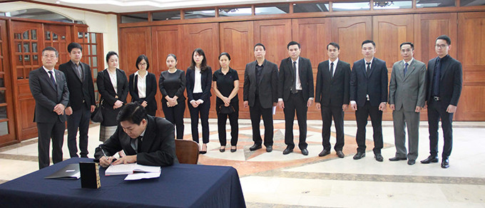 Phái đoàn của Đại sứ quán Lào tại Philippines là một trong những đại diện cơ quan ngoại giao nước ngoài đến viếng và ký vào sổ tang tại Đại sứ quán Việt Nam ở Manila. Quốc tang Chủ tịch nước Trần Đại Quang diễn ra trong hai ngày 26 và 27/9. Lễ viếng bắt đầu từ 7h hôm nay tại Nhà tang lễ quốc gia số 5 Trần Thánh Tông, Hà Nội. Lễ truy điệu diễn ra lúc 7h30 ngày mai, lễ an táng từ 15h30 cùng ngày tại quê nhà Chủ tịch nước ở xóm 13, xã Quang Thiện, huyện Kim Sơn, tỉnh Ninh Bình. Ảnh: ĐSQ Việt Nam tại Philippines Phái đoàn của Đại sứ quán Lào tại Philippines là một trong những đại diện cơ quan ngoại giao nước ngoài đến viếng và ký vào sổ tang tại Đại sứ quán Việt Nam ở Manila. Quốc tang Chủ tịch nước Trần Đại Quang diễn ra trong hai ngày 26 và 27/9. Lễ viếng bắt đầu từ 7h hôm nay tại Nhà tang lễ quốc gia số 5 Trần Thánh Tông, Hà Nội. Lễ truy điệu diễn ra lúc 7h30 ngày mai, lễ an táng từ 15h30 cùng ngày tại quê nhà Chủ tịch nước ở xóm 13, xã Quang Thiện, huyện Kim Sơn, tỉnh Ninh Bình. Ảnh: ĐSQ Việt Nam tại Philippines