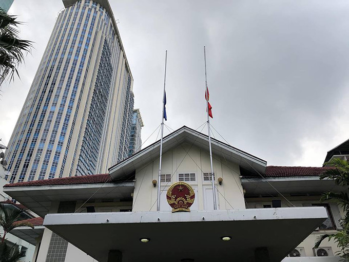 Các lá cờ bên ngoài Đại sứ quán được hạ thấp từ hôm 24/9. Toàn bộ các tòa nhà chính phủ Thái Lan cũng treo cờ rủ từ ngày 24 đến 26/9, theo chỉ đạo của Thủ tướng Prayut Chan-o-cha, để tỏ lòng kính trọng tới người đứng đầu nhà nước Việt Nam vừa qua đời. Ảnh: ĐSQ Việt Nam tại Thái Lan Các lá cờ bên ngoài Đại sứ quán được hạ thấp từ hôm 24/9. Toàn bộ các tòa nhà chính phủ Thái Lan cũng treo cờ rủ từ ngày 24 đến 26/9, theo chỉ đạo của Thủ tướng Prayut Chan-o-cha, để tỏ lòng kính trọng tới người đứng đầu nhà nước Việt Nam vừa qua đời. Ảnh: ĐSQ Việt Nam tại Thái Lan