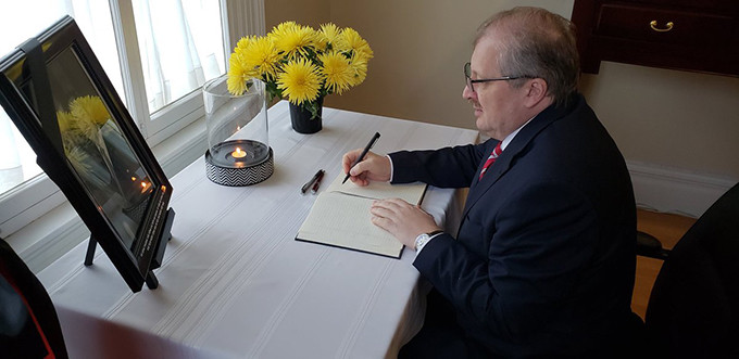 Cùng ngày, đại sứ Nga tại Canada Alexander Darchiev cũng đến viếng Chủ tịch nước Trần Đại Quang và ghi sổ tang tại Đại sứ quán Việt Nam ở Ottawa. Ảnh: Twitter Cùng ngày, đại sứ Nga tại Canada Alexander Darchiev cũng đến viếng Chủ tịch nước Trần Đại Quang và ghi sổ tang tại Đại sứ quán Việt Nam ở Ottawa. Ảnh: Twitter